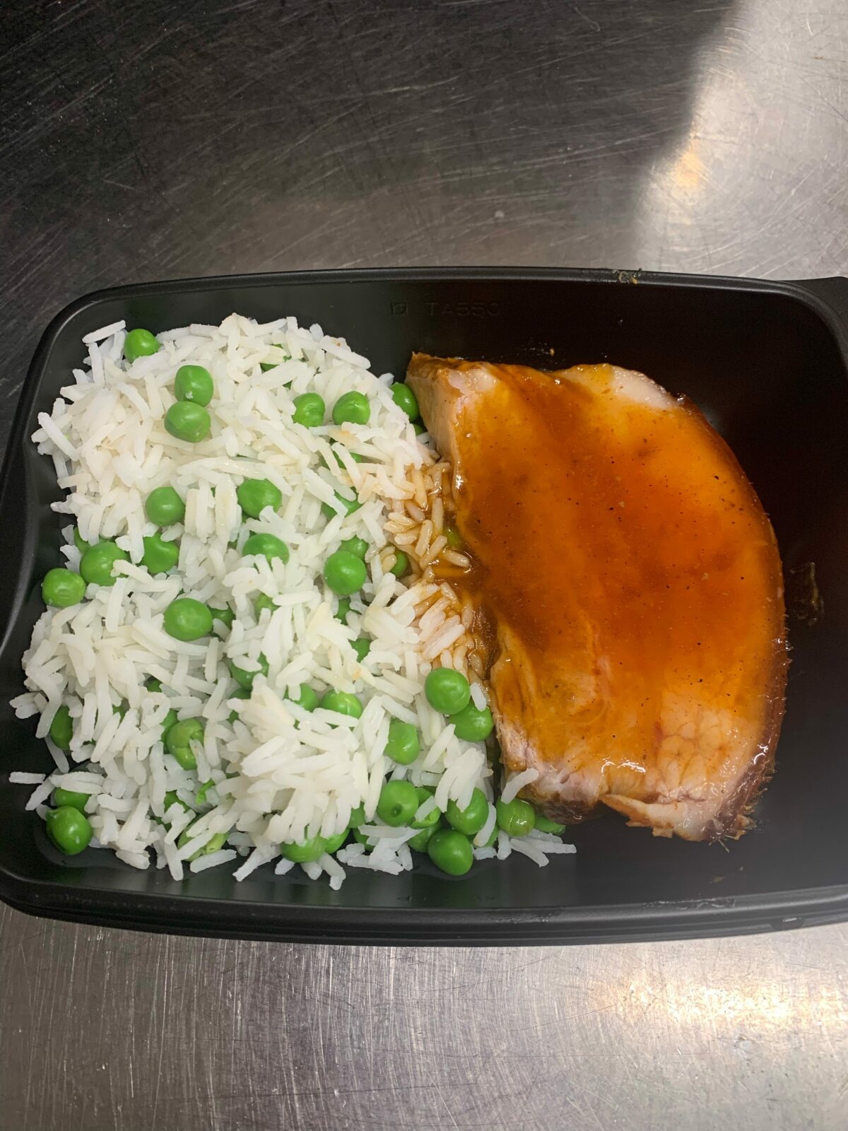 Travers de porc laqué et riz petits pois